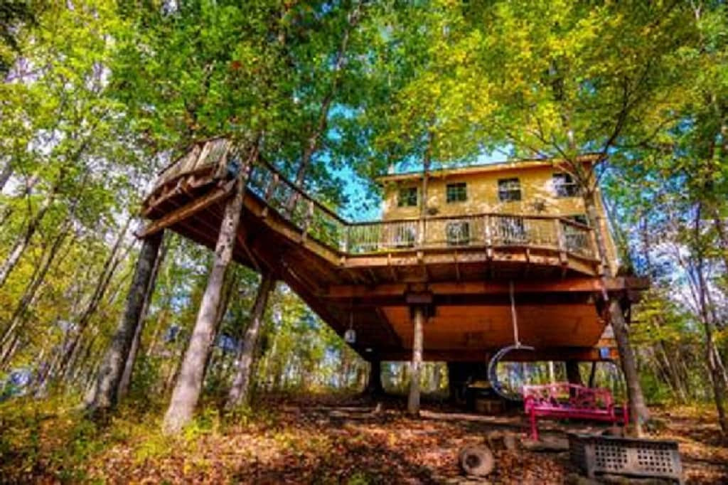 Treehouse off grid built by Pete
